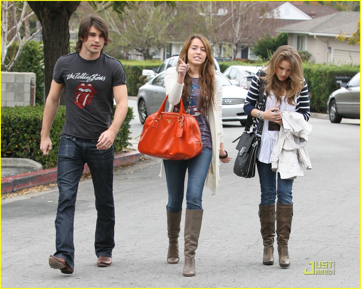 miley-cyrus-emily-osment-pasadena-28.jpg