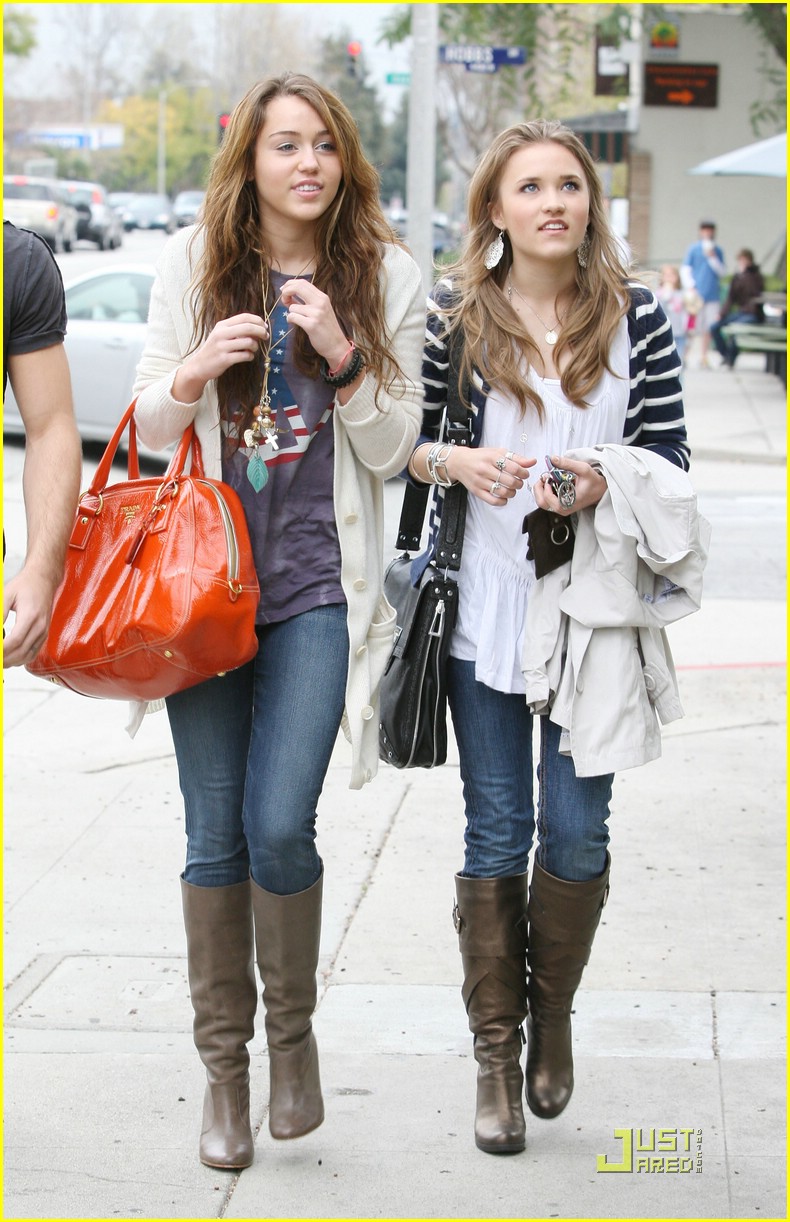 miley-cyrus-emily-osment-pasadena-01.jpg