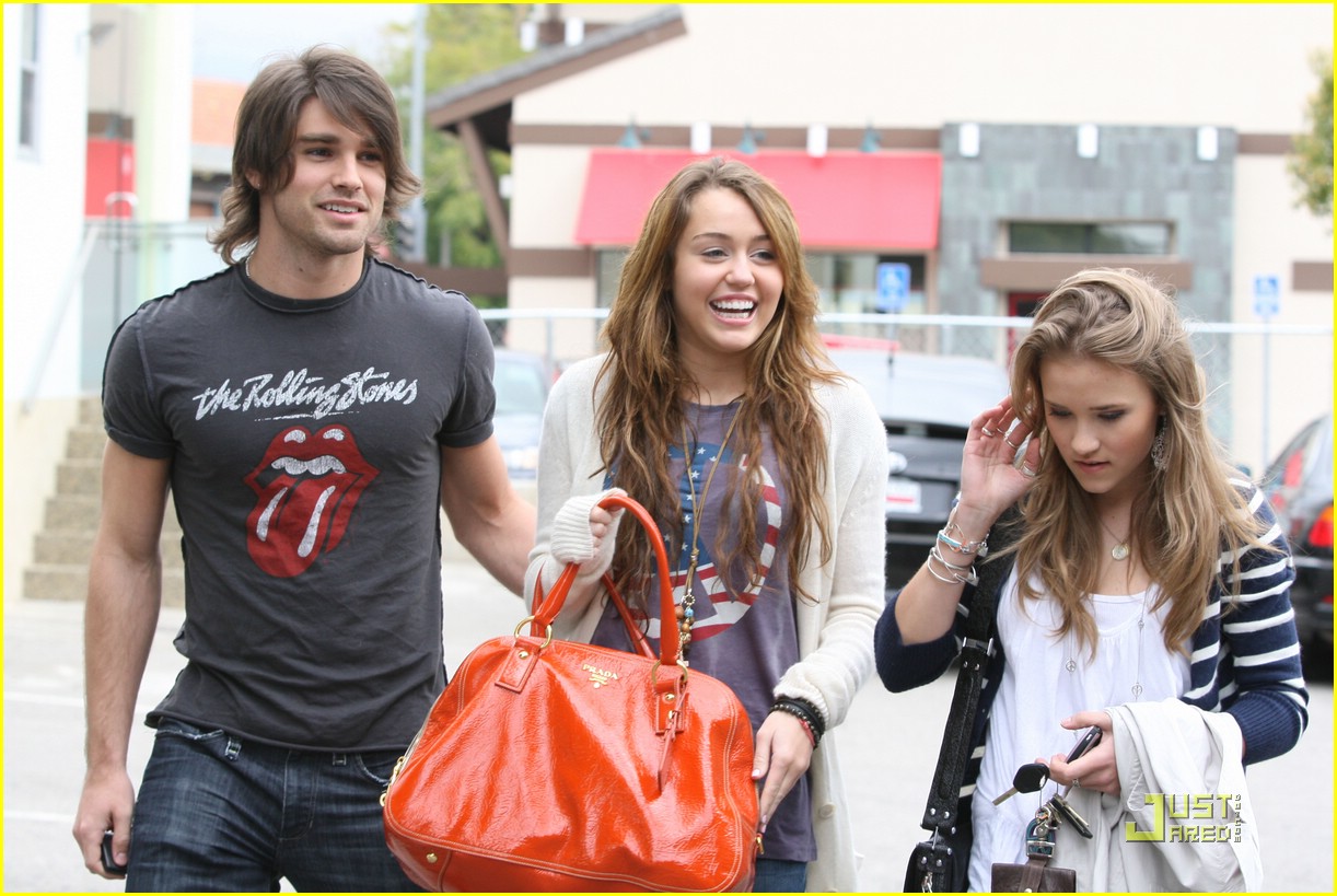 miley-cyrus-emily-osment-pasadena-03.jpg