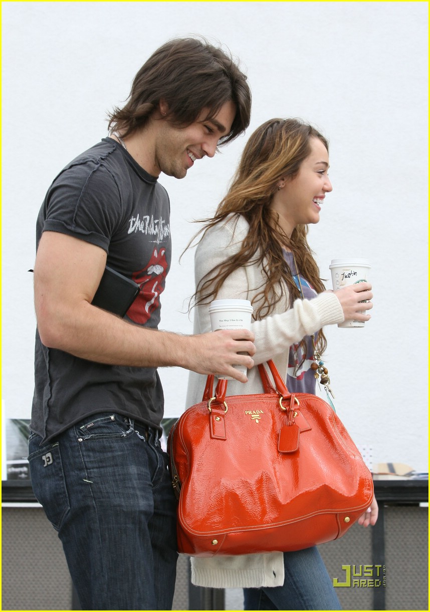 miley-cyrus-emily-osment-pasadena-05.jpg