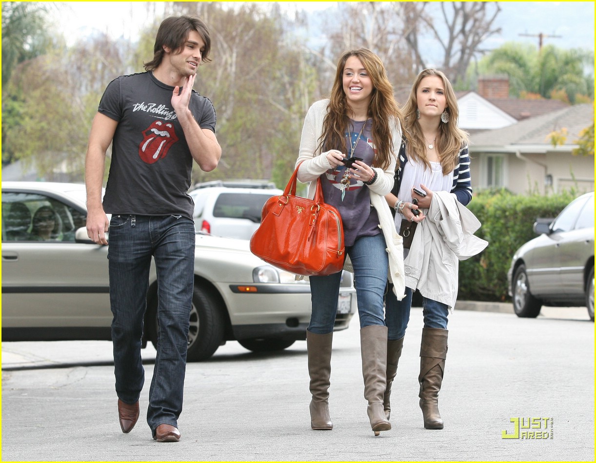 miley-cyrus-emily-osment-pasadena-09.jpg