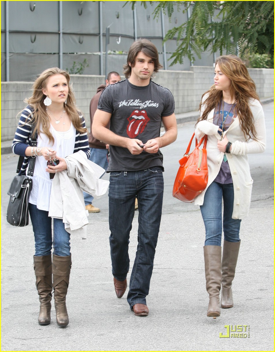 miley-cyrus-emily-osment-pasadena-17.jpg