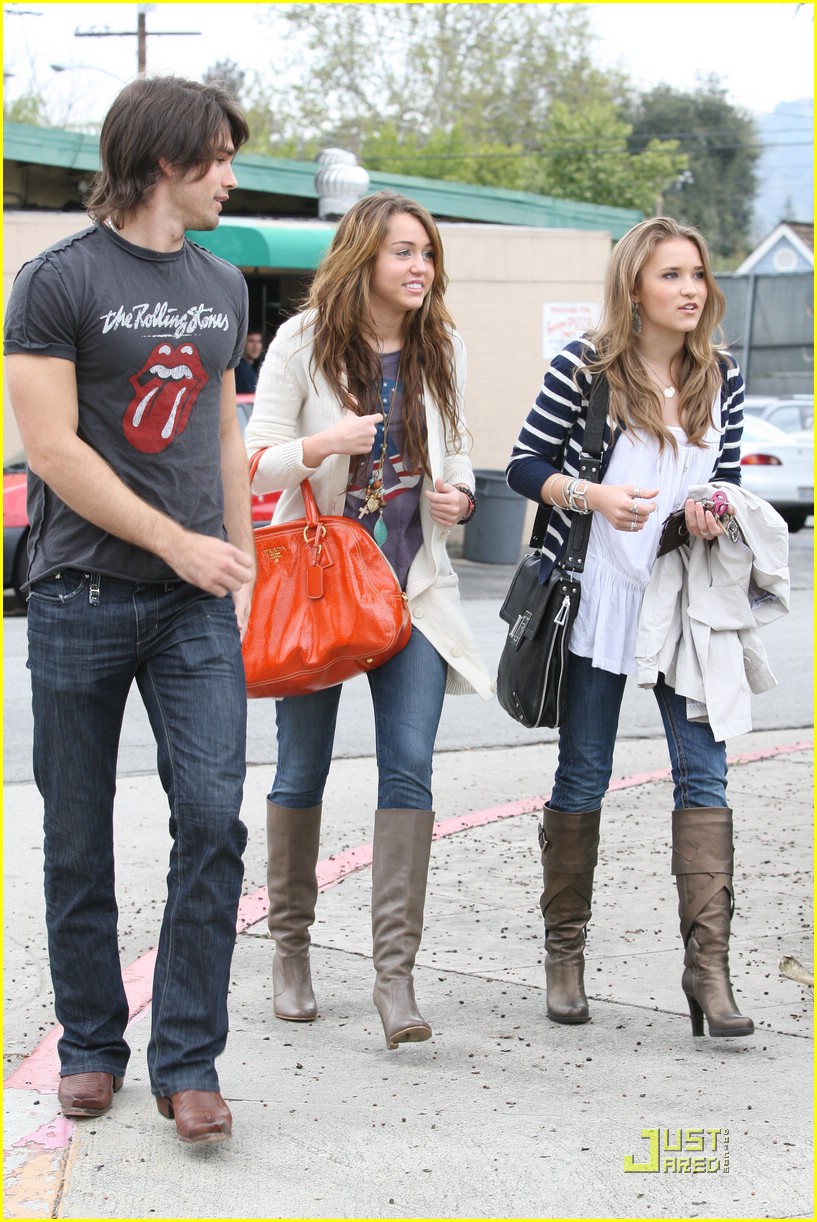 miley-cyrus-emily-osment-pasadena-19.jpg