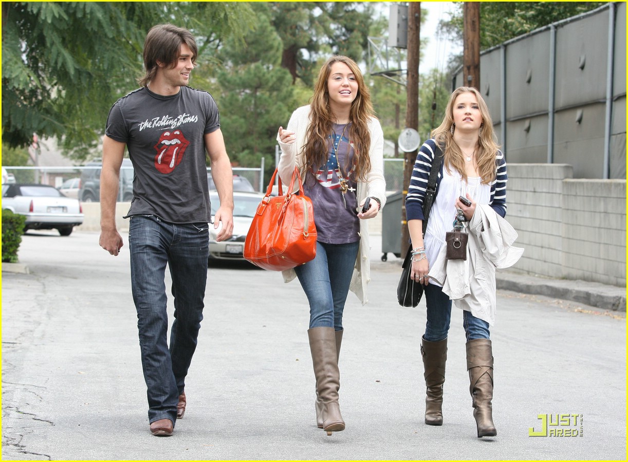 miley-cyrus-emily-osment-pasadena-22.jpg