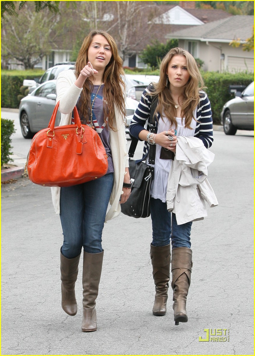 miley-cyrus-emily-osment-pasadena-24.jpg